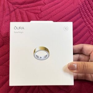 Oura Ring 4 Box with Gold Ring Illustration